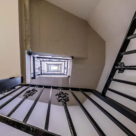 Beautifully Designed With Lots Of Natural Light Appartamento *